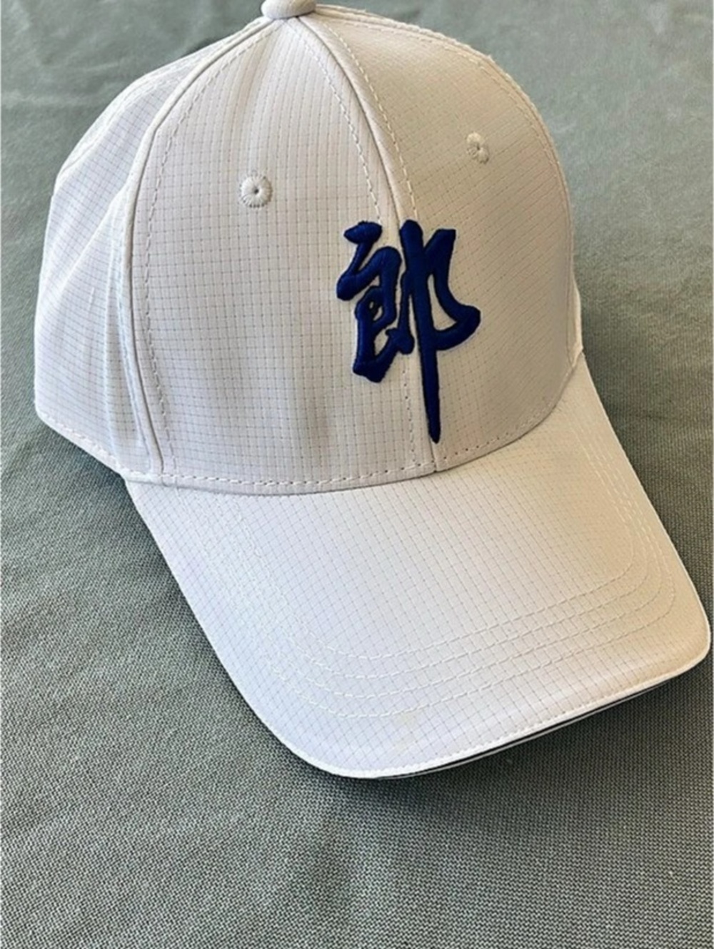 Langjiu White Adjustable Cap Like New